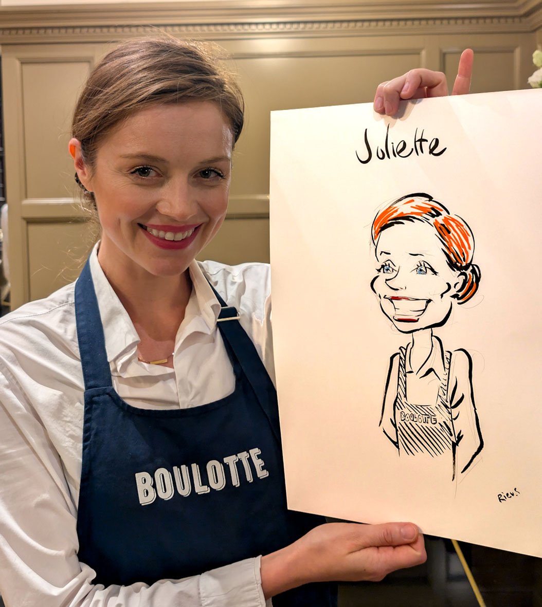 自分の似顔絵を手に笑顔を見せるジュリエット