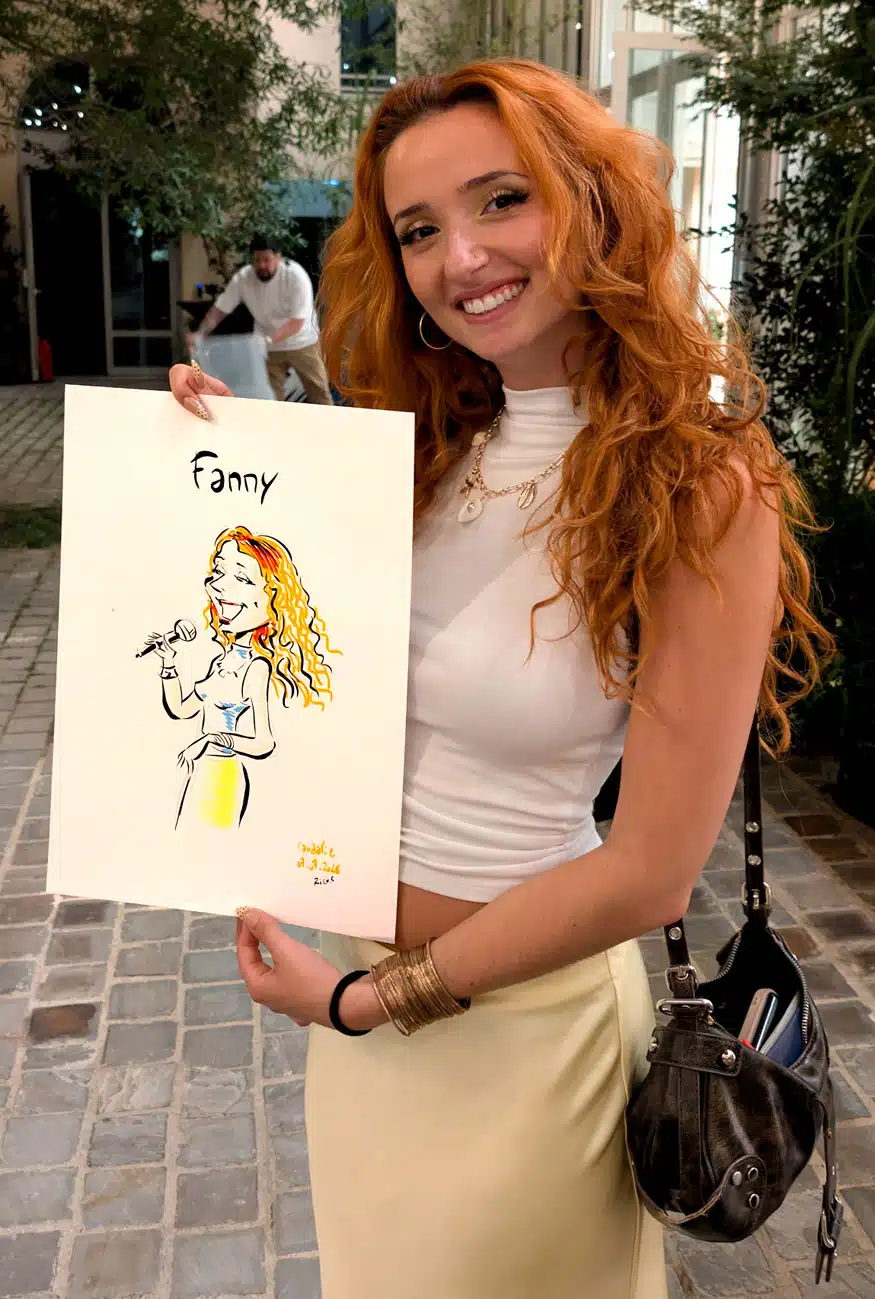 カラーの似顔絵を手にした歌手