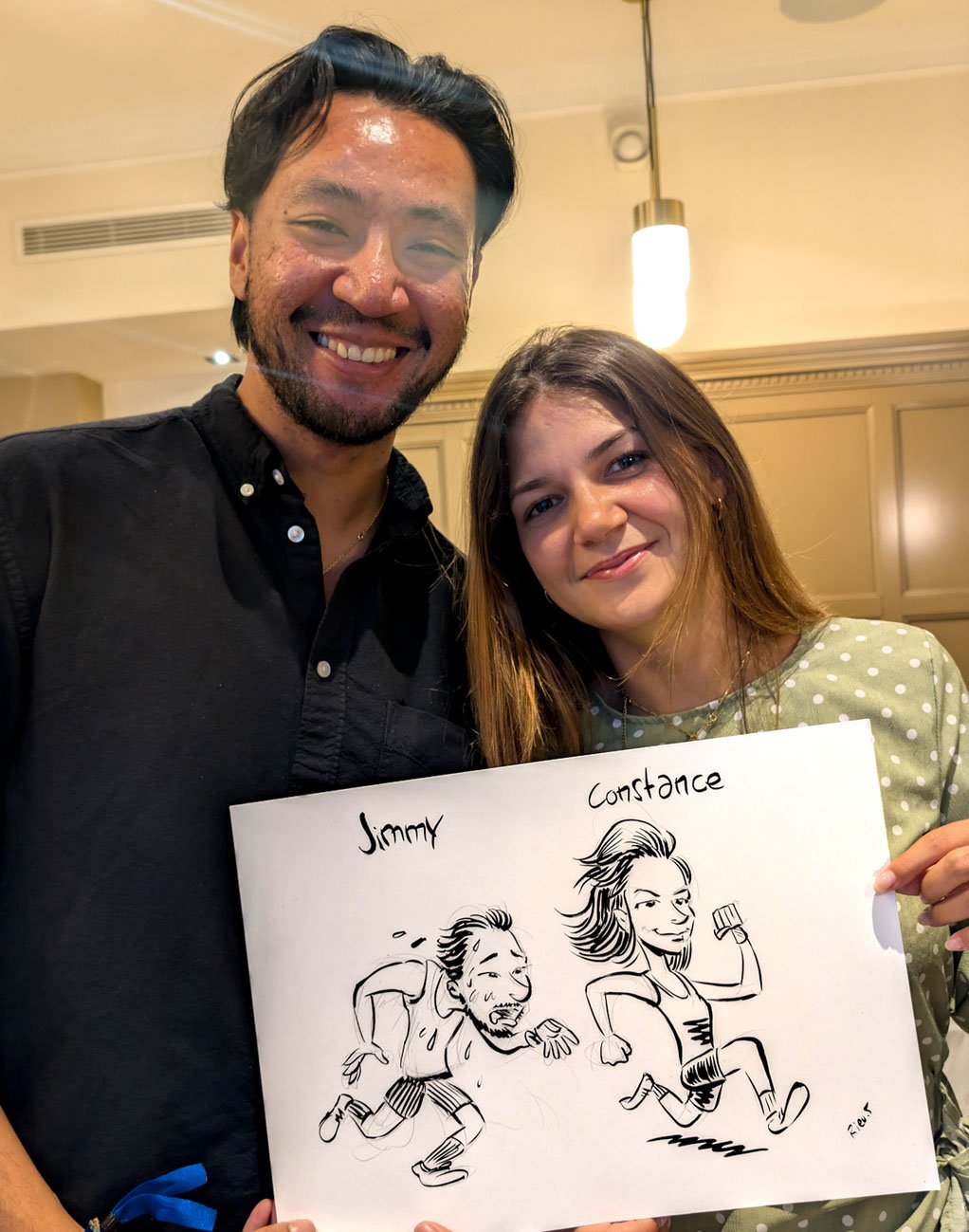 ランナー姿の似顔絵を手にしたカップル
